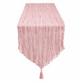 Chemin de table rose clair avec texture froissée et pompons